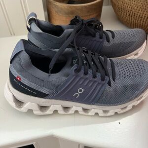LIKE NEW! On Running cloudswift sneakers
